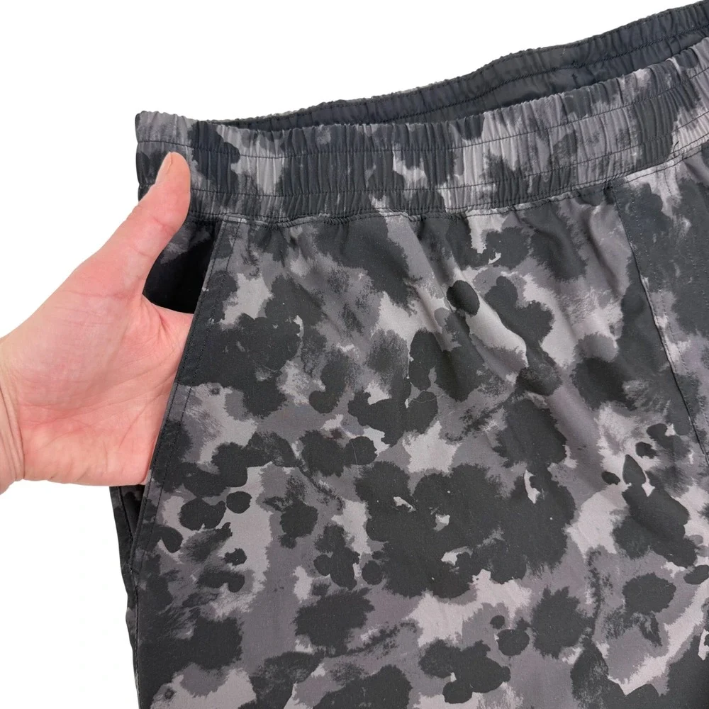Rhone Athletic Camo Print Gym Shorts Men XL Black Gray Drawstring Pockets‎
